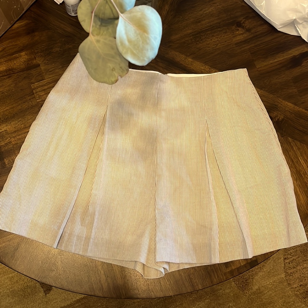 BCBGMAXAZARIA pale and white striped khaki shorts in size small
